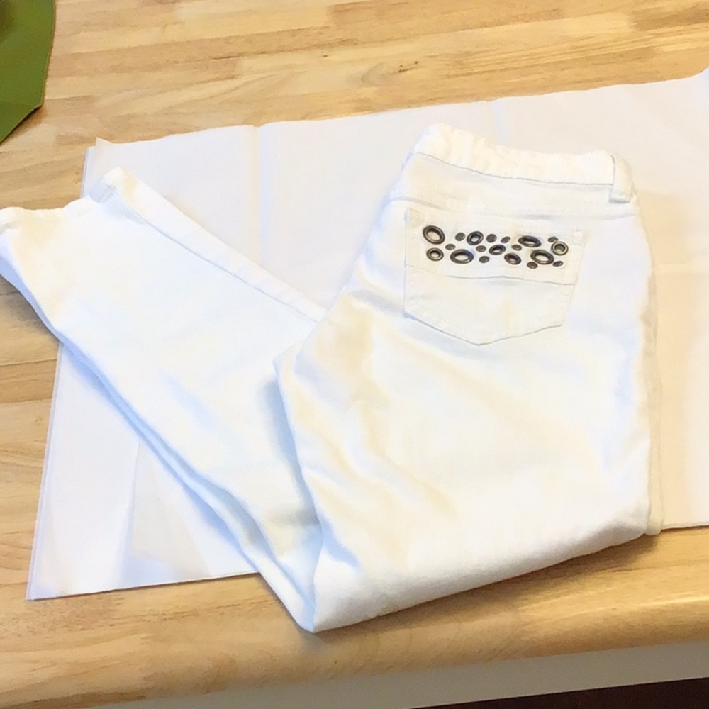 ☘️2/$10☘️City Streets stretchy jeans wmetal accents on pockets